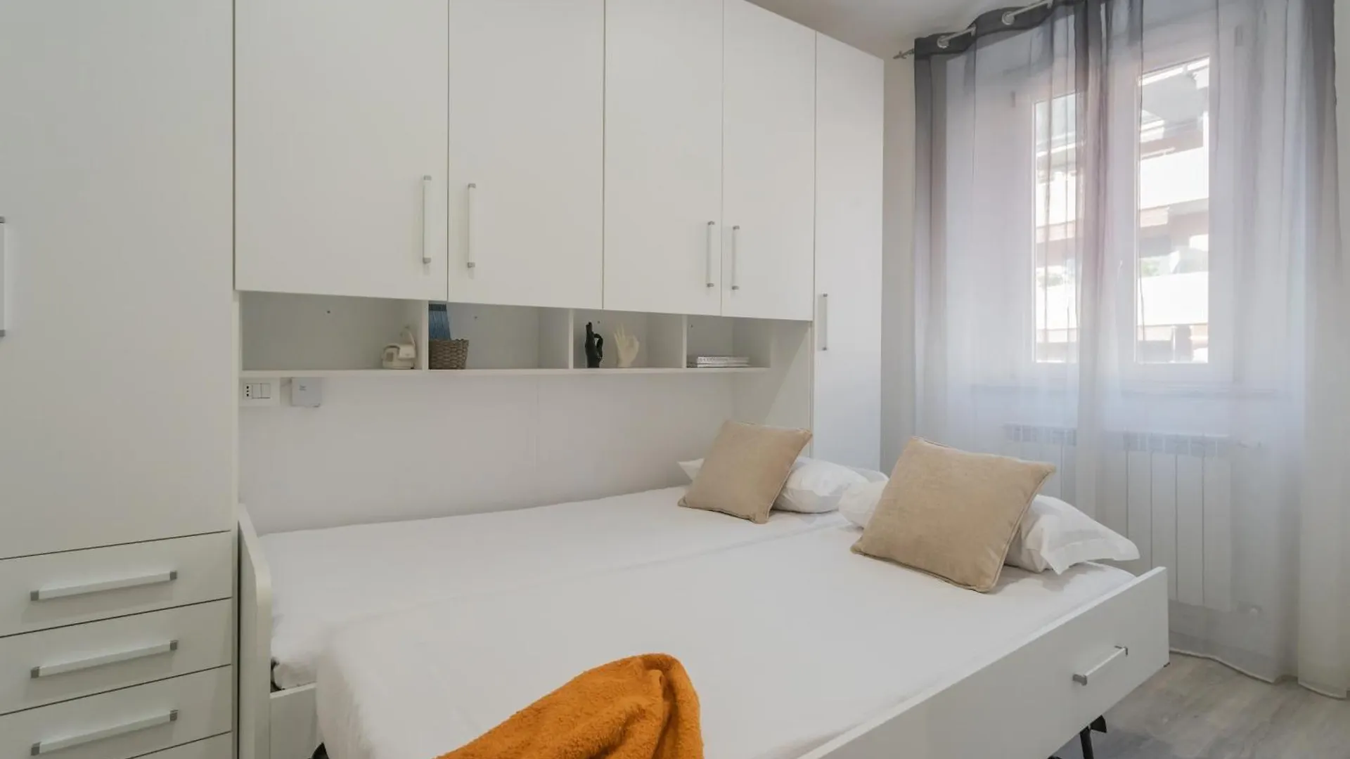 Zezio 44 By Rent All Como 0*,